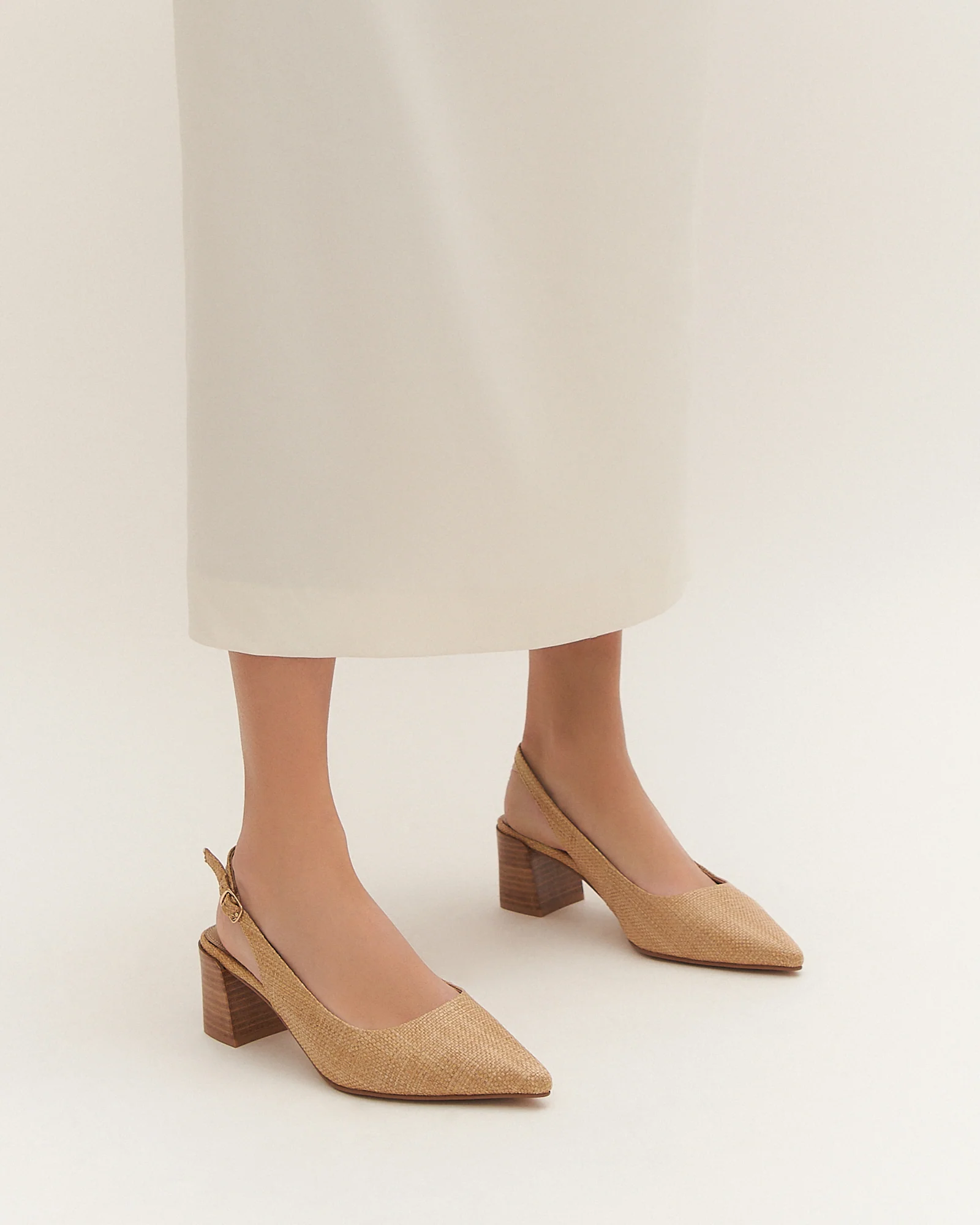 CARA LOW HEELS TAN RAFFIA - Image 2