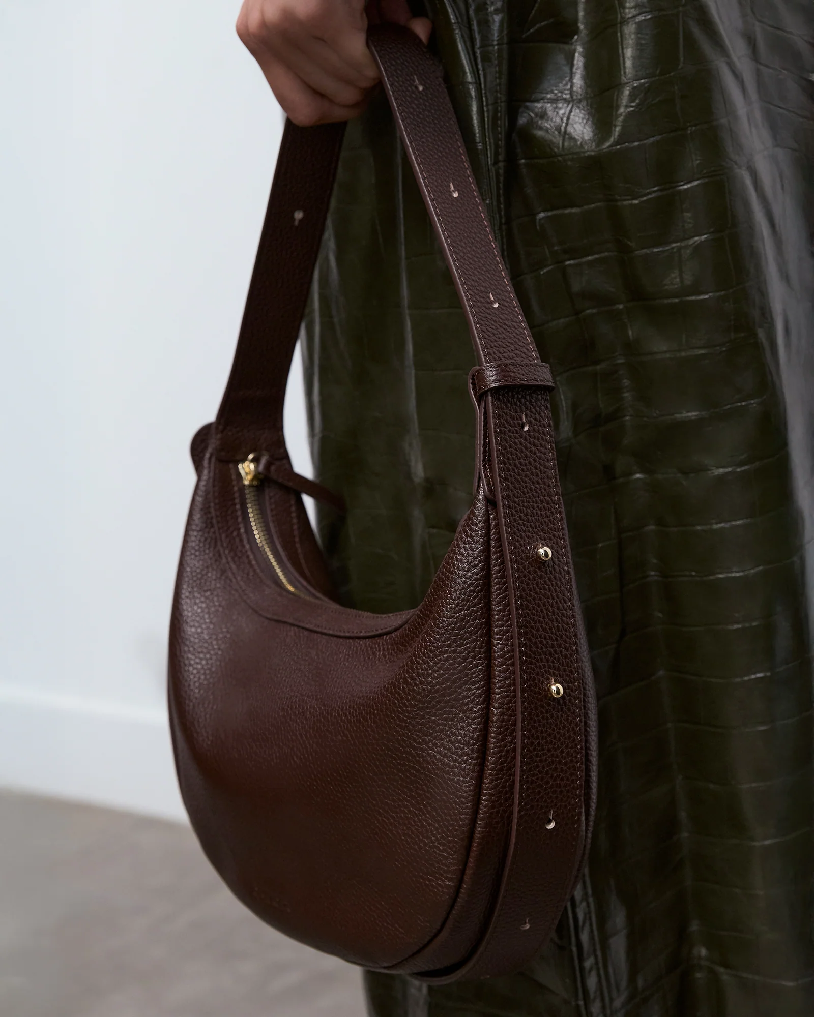 TAYA SHOULDER BAG BITTER CHOC LEATHER - Image 9